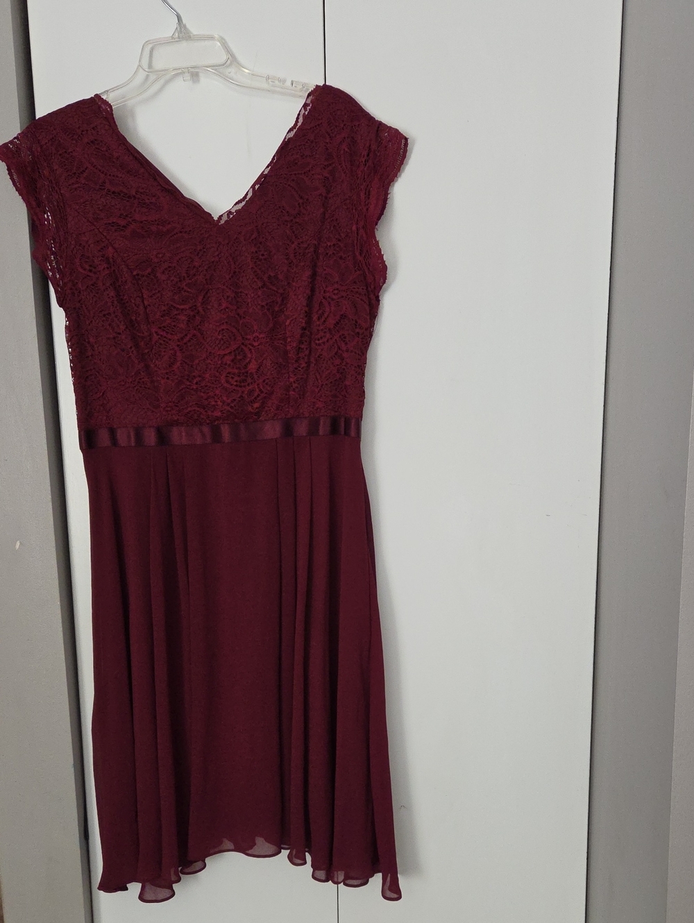 Women's Lace Bodice V‑Neck Dress in Burgundy